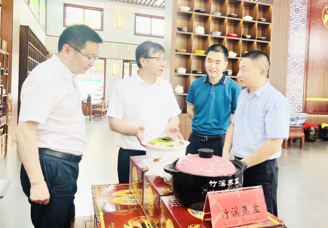 市人大副主任柯贤国，竹溪县委书记许庆一， 县人大主任蒋波等领导莅临公司调研