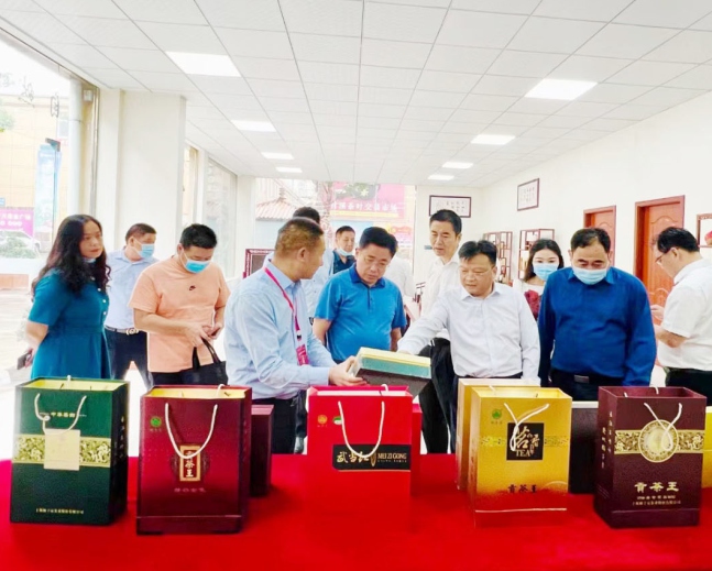 蕲春县人大主任蔡寿益，副县长周志刚率团莅临公司考察