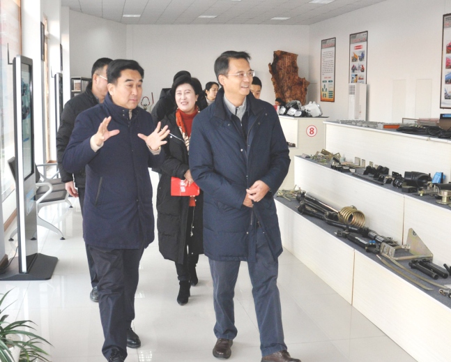 咸宁市委书记周锋（时任十堰市委常委、常务副 市长），市委统战部副部长、市工商联党组书记王静 等领导莅临公司视察调研