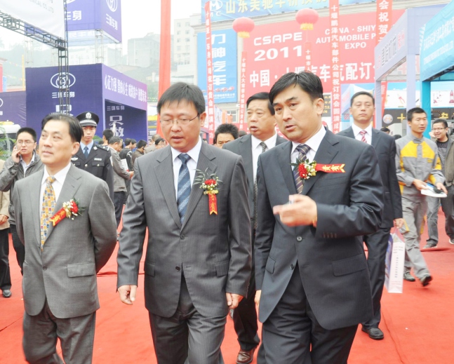 二十届中央候补委员、四川省委常委、副省长 董卫民（时任十堰市委副书记），商务部外贸发展 事务局原副局长吴彤雕等领导莅临公司视察调研