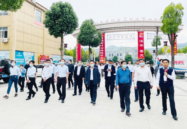 市委组织部副部长李文新率挂职干部代表团莅 临市场调研，县委常委、组织部长李伟陪同调研