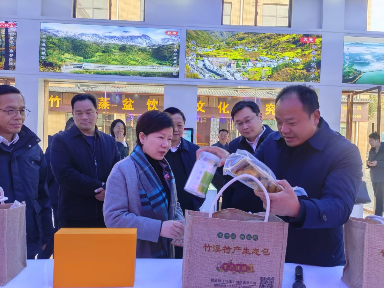  省商务厅龙小红一行调研竹溪茶叶交易市场