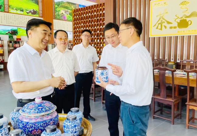 市人大主任师永学，竹溪县委书记许庆一，县人 大副主任郑传宝等领导莅临公司调研